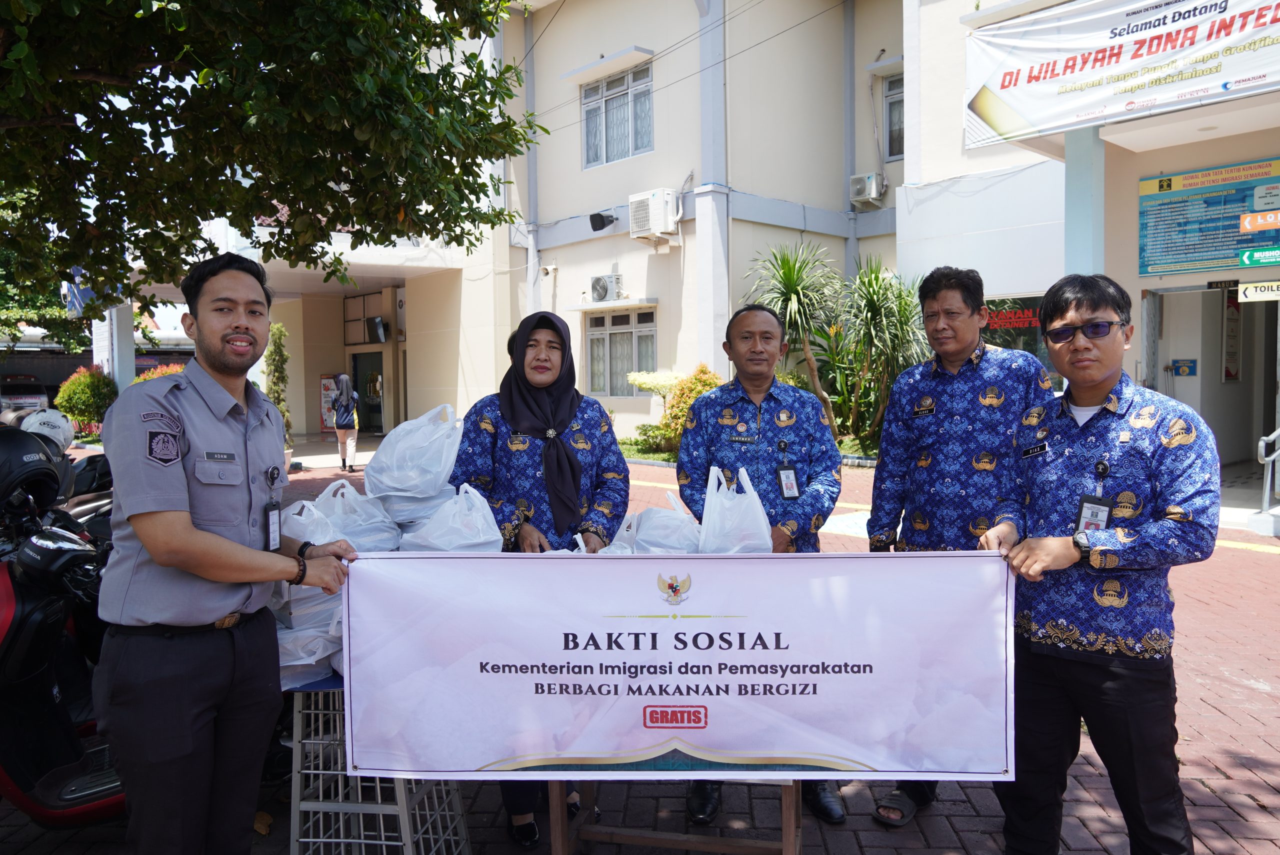 Rumah Detensi Imigrasi Semarang Gelar Bakti Sosial Berbagi Makanan Bergizi kepada Warga Sekitar