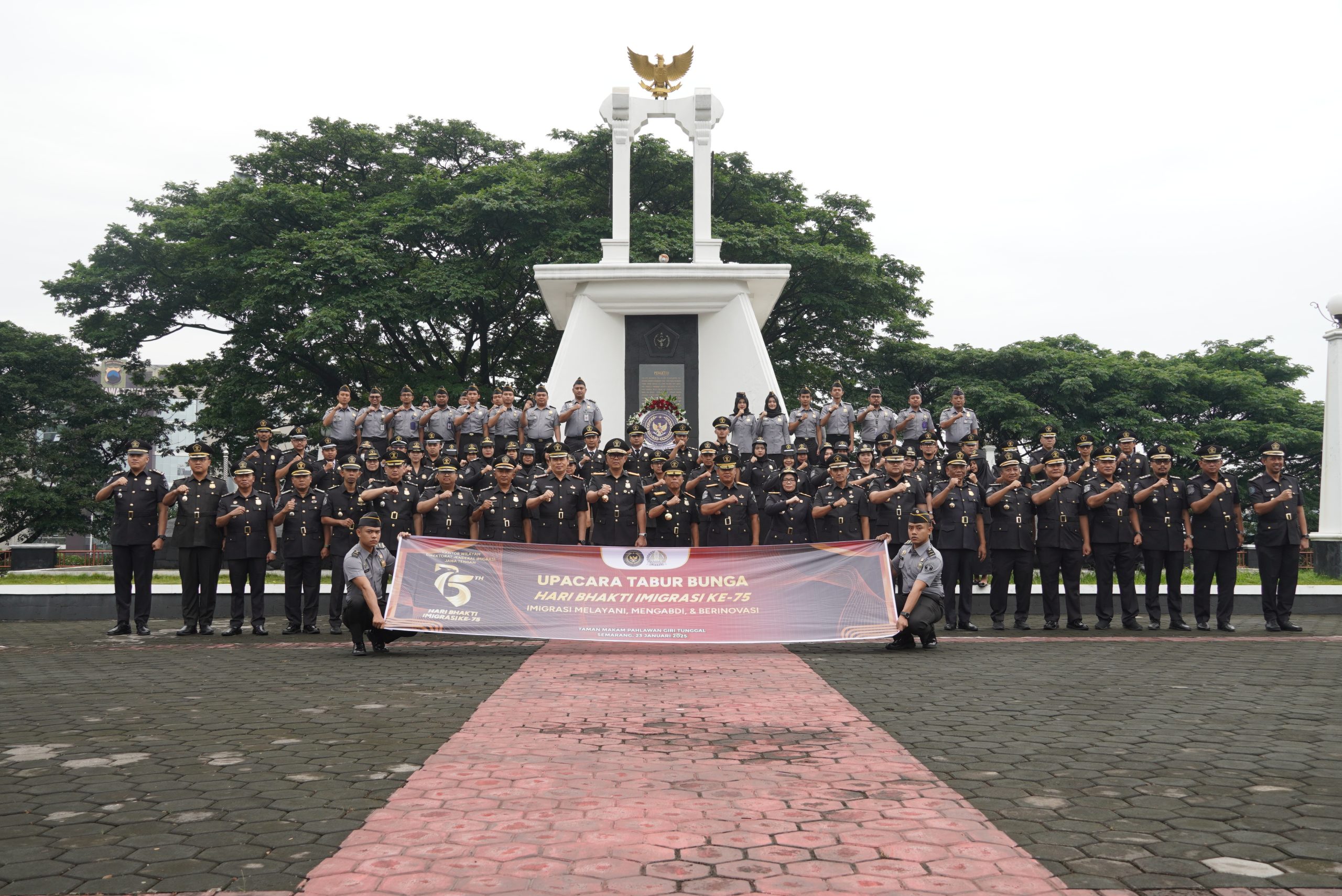Peringati Hari Bhakti Imigrasi ke-75, Pegawai Rumah Detensi Imigrasi Semarang ikuti Upacara Tabur Bunga di Taman Makam Pahlawan